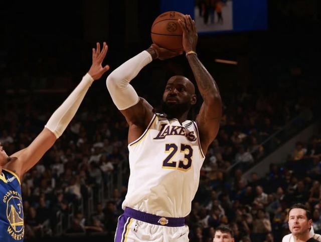 名记：建议詹姆斯学习霉霉，和每支球队都签一周进行退役巡演