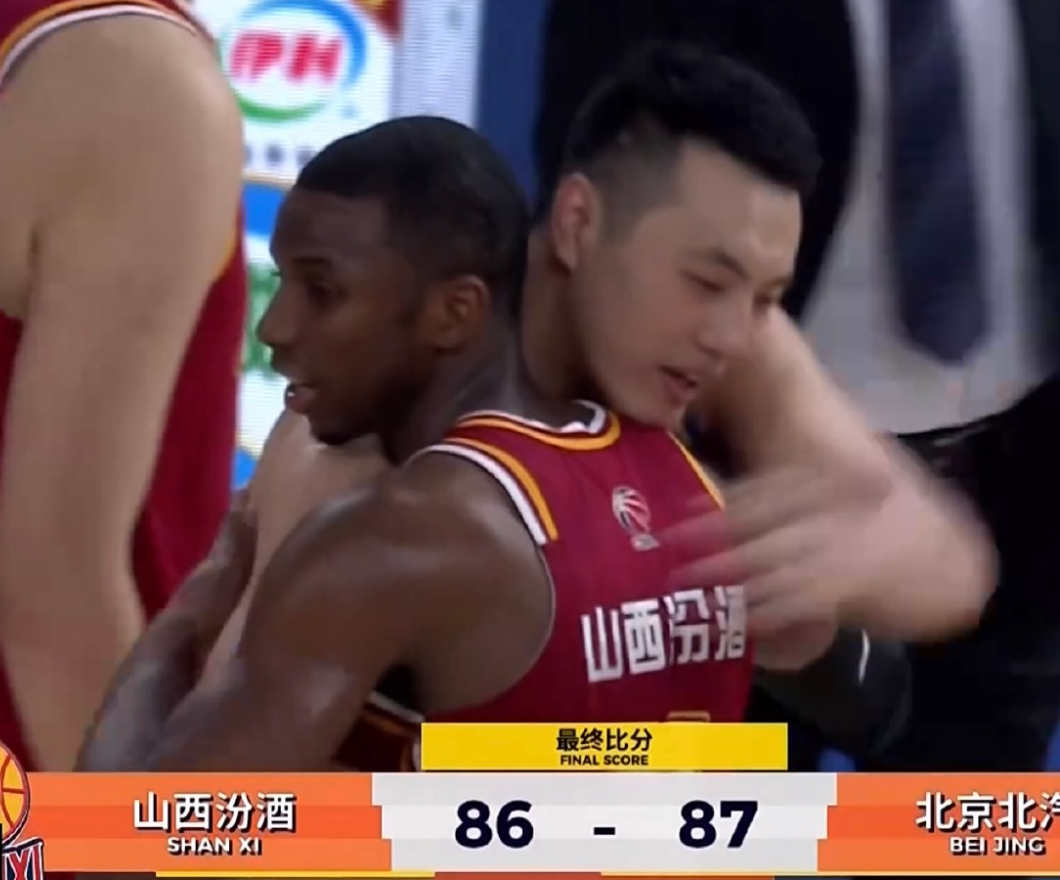 彩经网走势图-太硬了！翟晓川双腿缠满绷带罚球制胜 5人伤停许利民盛赞全队坚韧